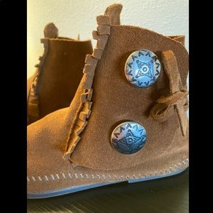 Minnetonka Women’s Two Button Hardsole Boot